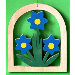Okno s modrými květy